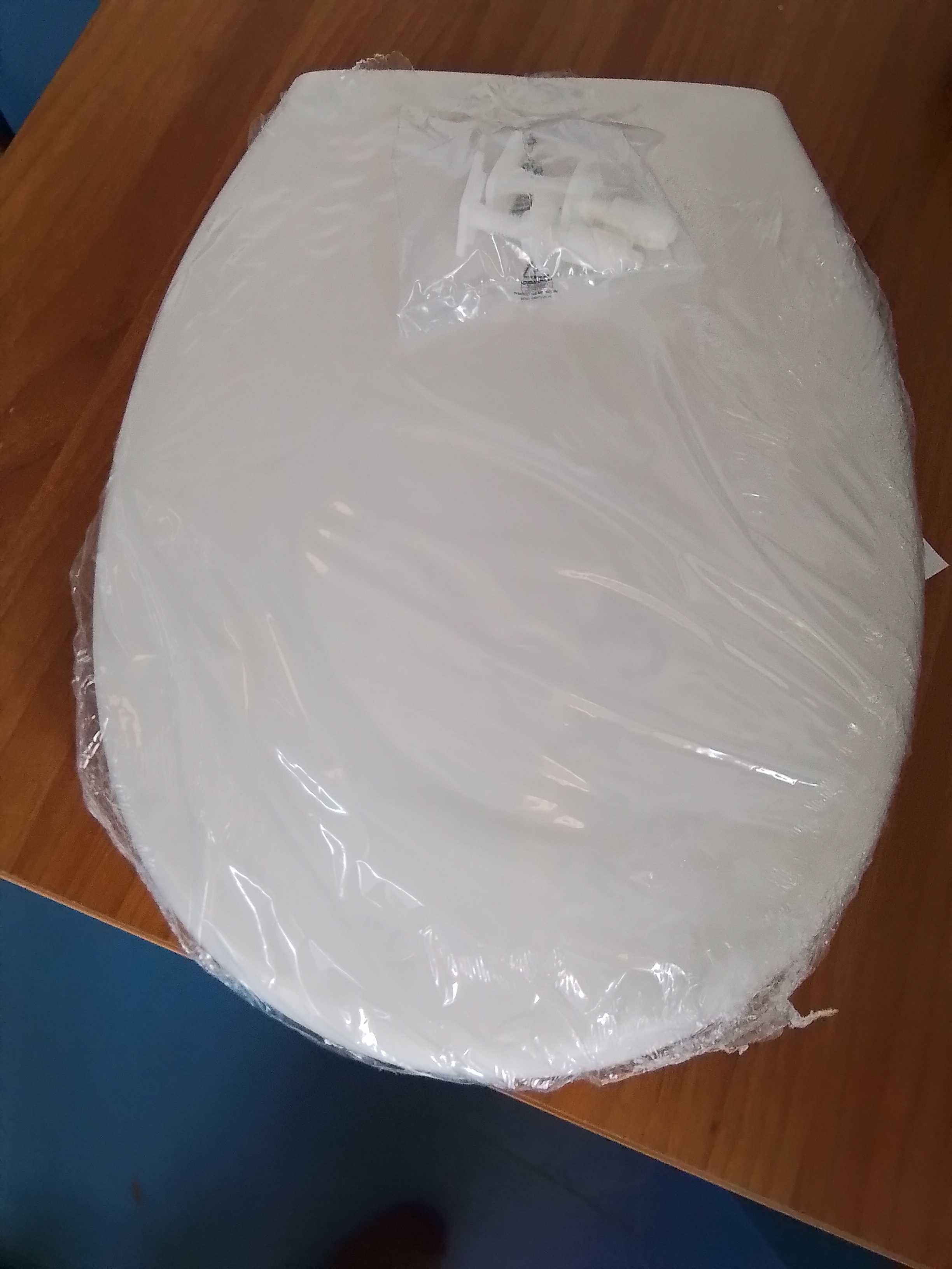 Copriwat plastica compreso di viti
