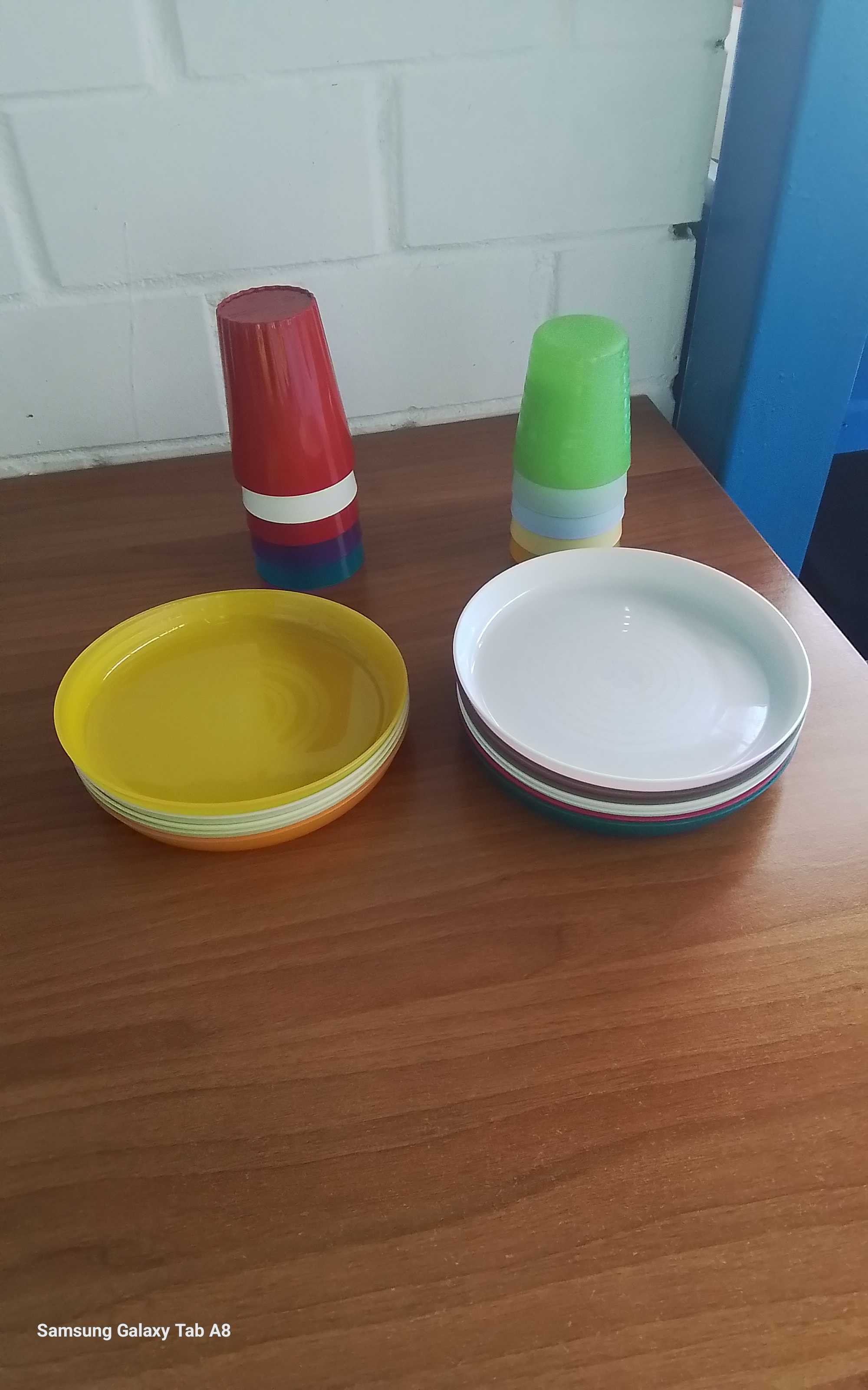 piatti e bicchieri di plastica 