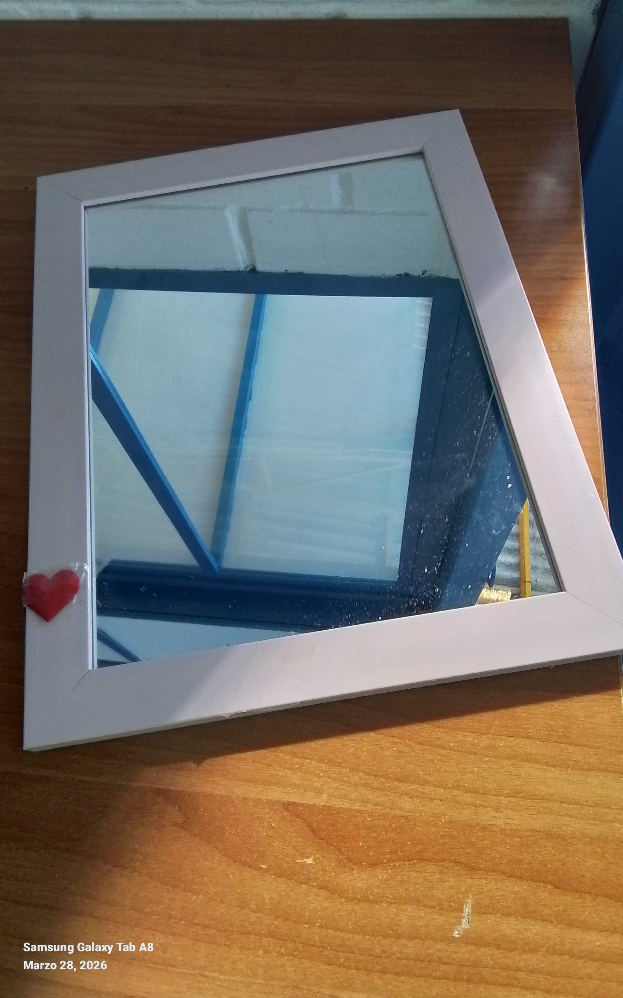 Specchio con cornice Rosa e piccolo cuoricino rosso