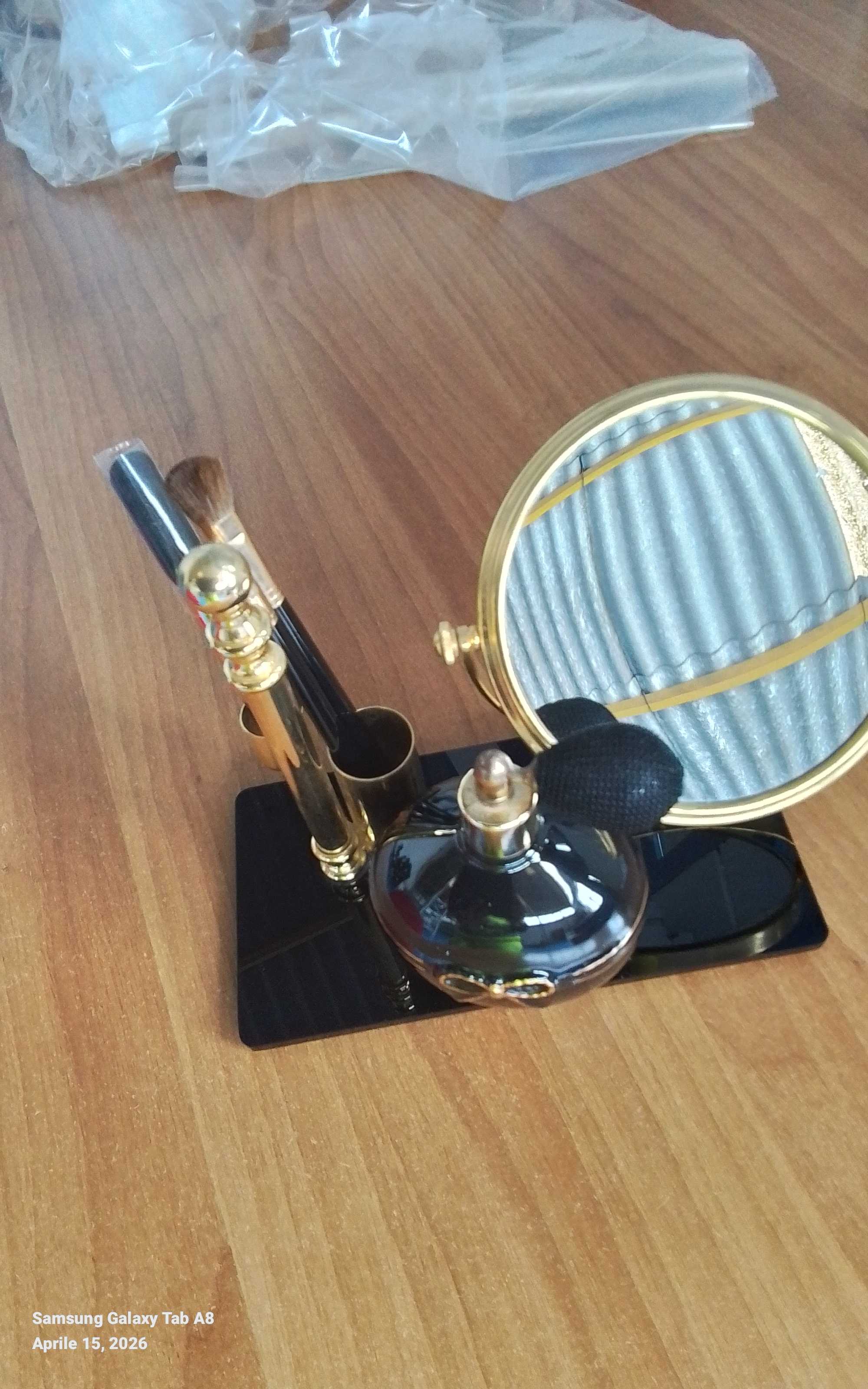 Specchio per trucco con accessori per il trucco