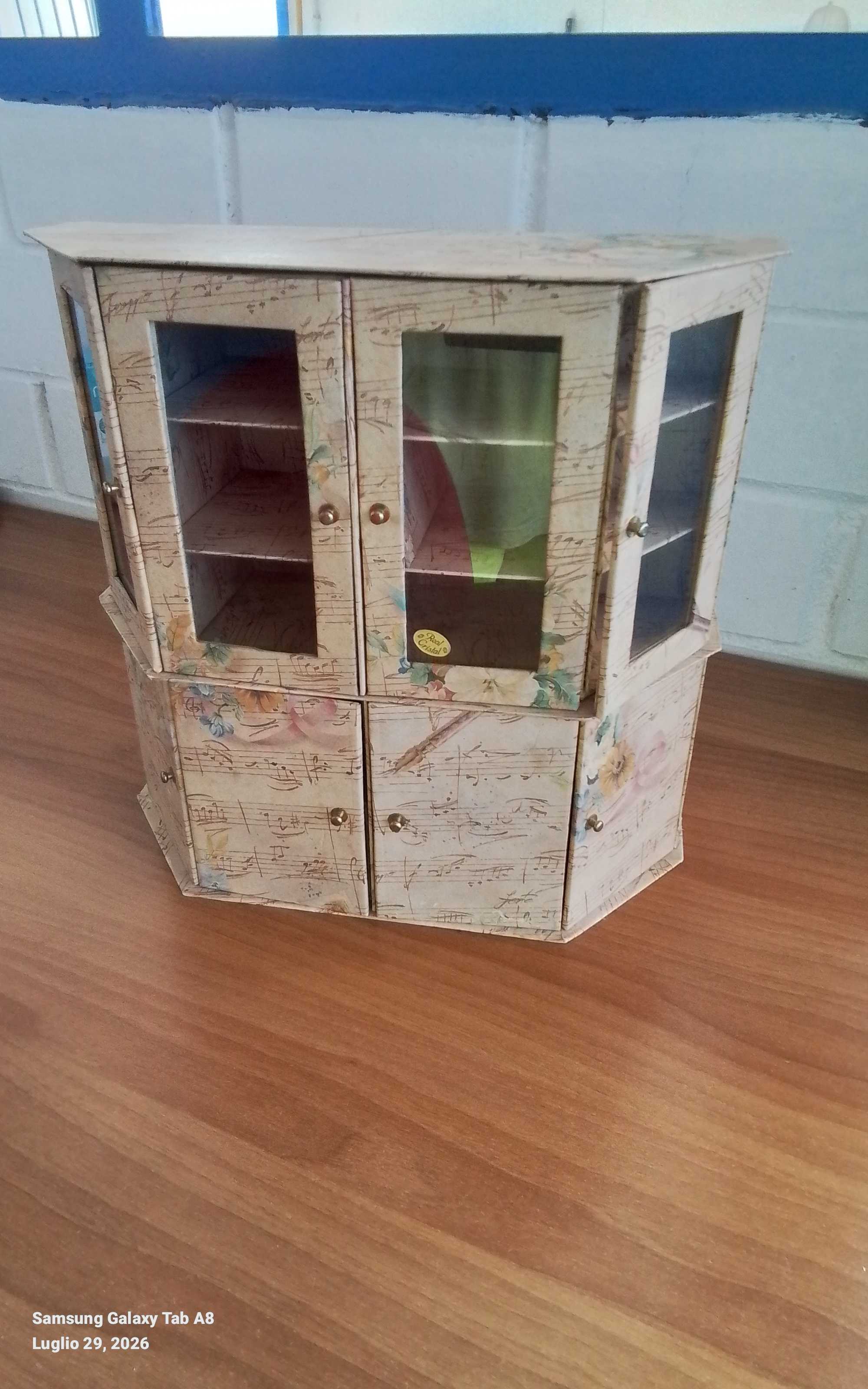 mobile in miniatura in cartone